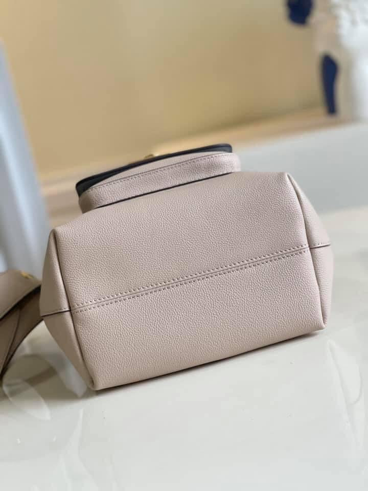 Louis Vuitton lock me bucket Bag