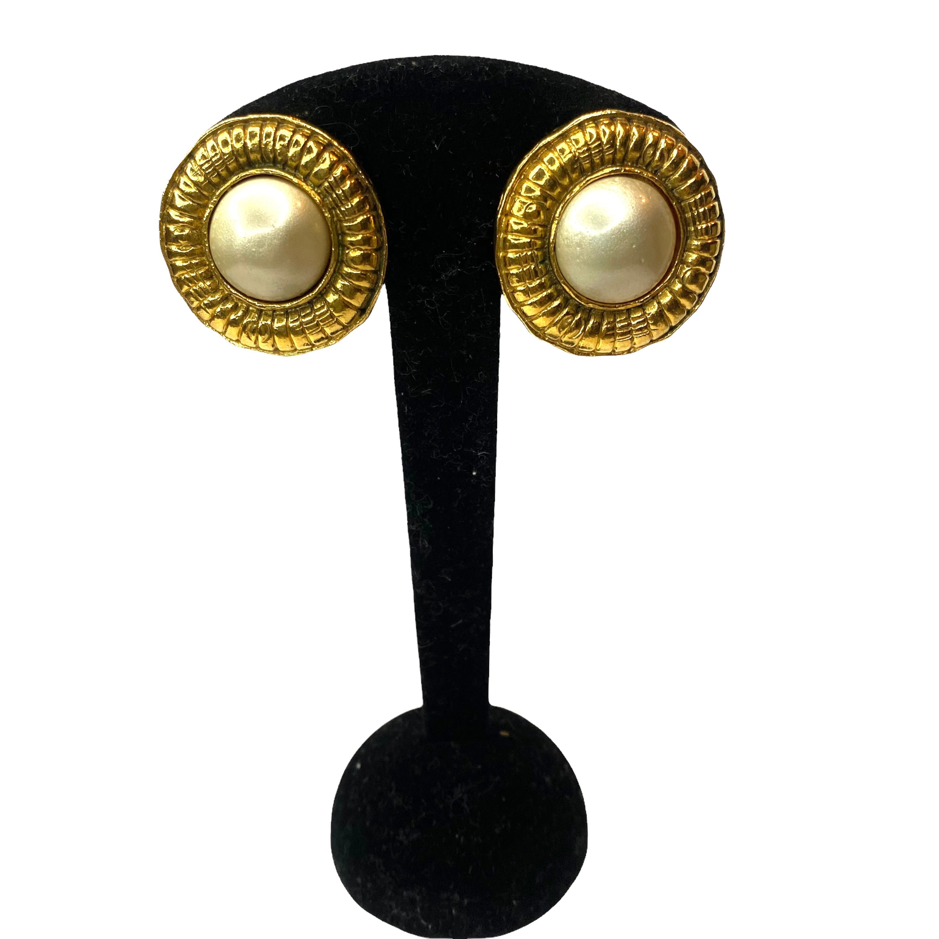 Chanel vintage clip round earrings with glass pearl  - 1990s
