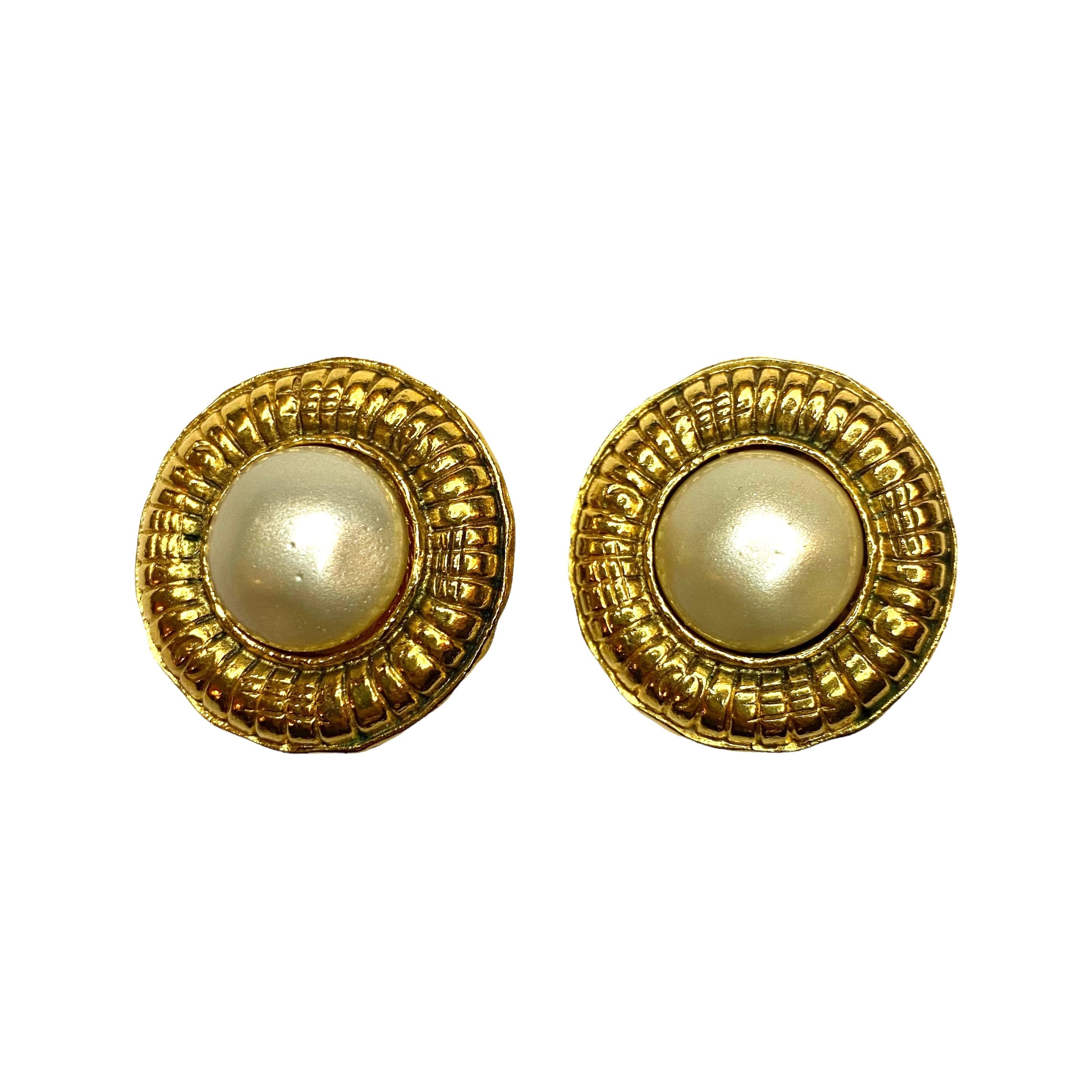 Chanel vintage clip round earrings with glass pearl  - 1990s