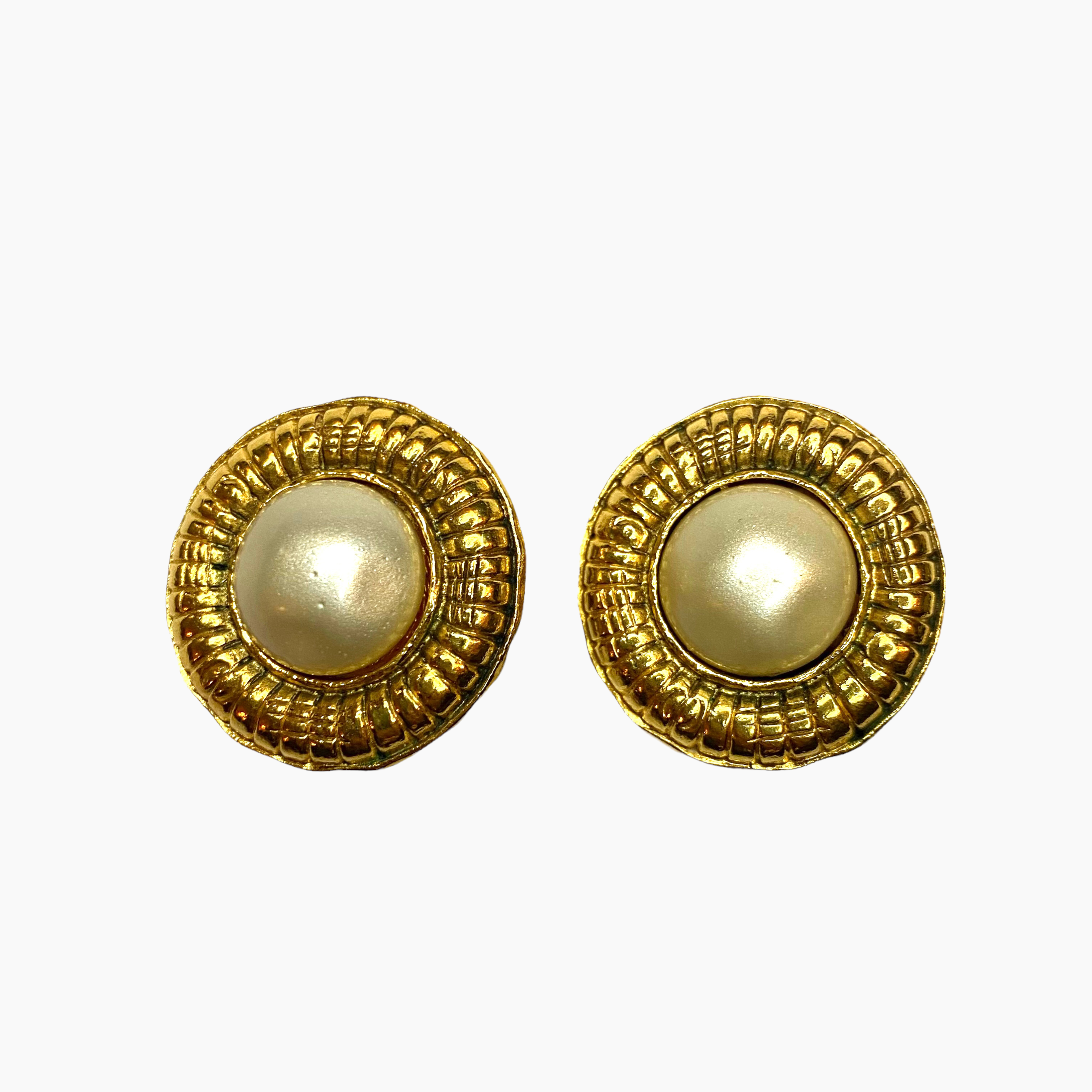 Chanel vintage clip round earrings with glass pearl  - 1990s