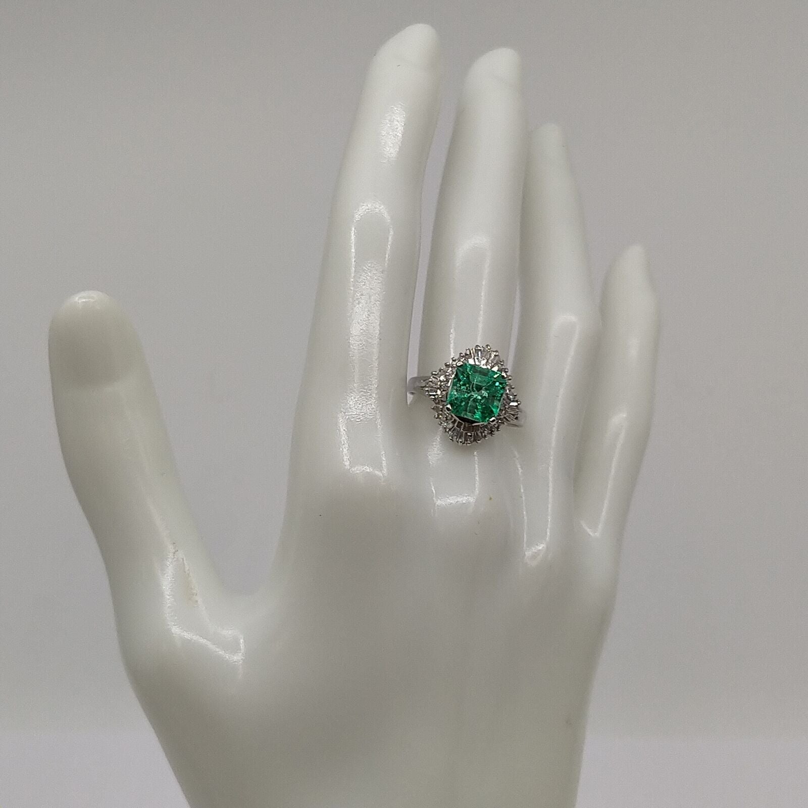 Jewelry Ring Emerald 1ct Platinum Swanky