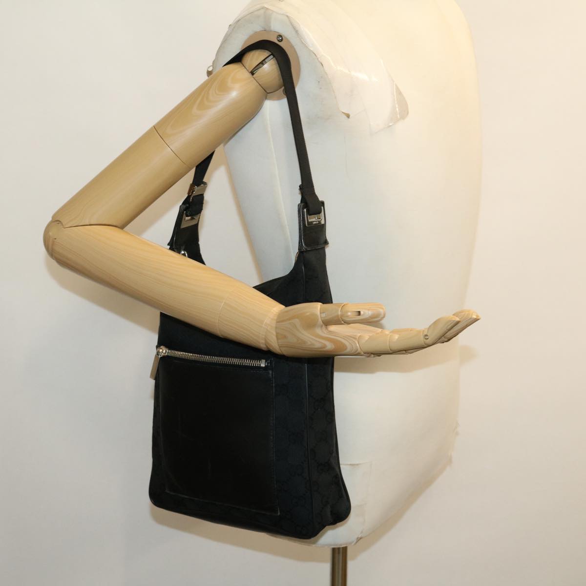 GUCCI GG Canvas Shoulder Bag Black ki2082
