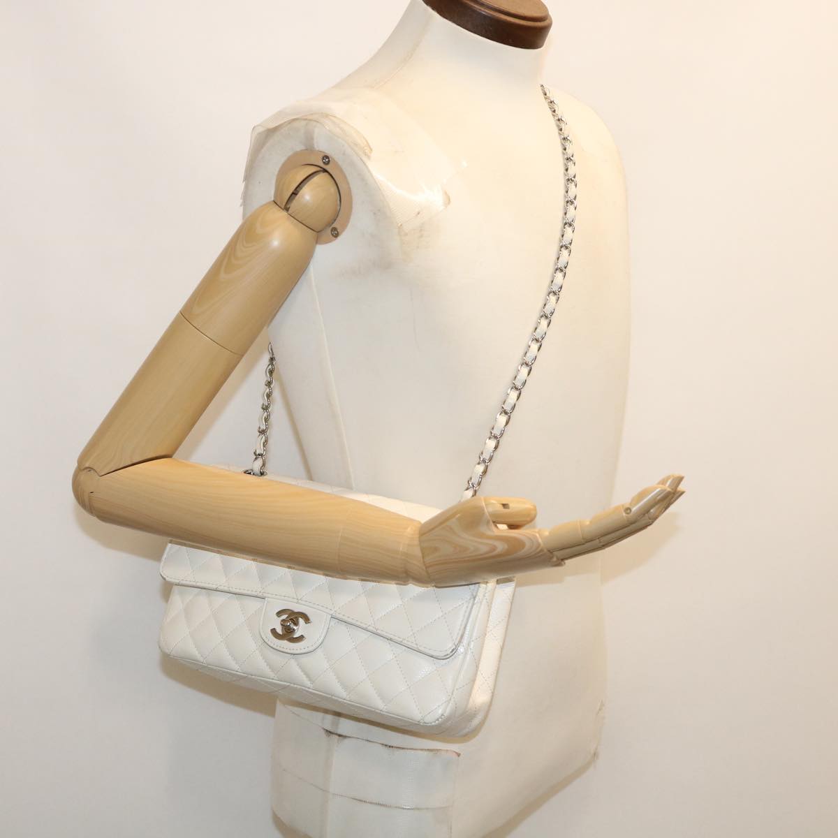 CHANEL Matelasse Double Flap Chain Shoulder Bag Caviar Skin White CC knn085