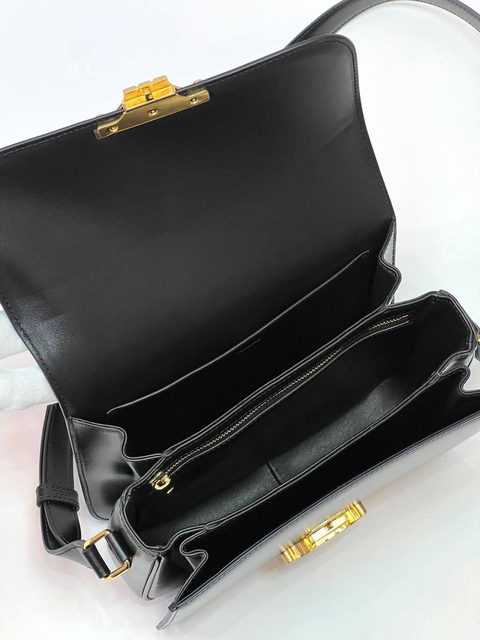CELINE CLASSIQUE TRIOMPHE BAG IN SHINY CALFSKIN BLACK