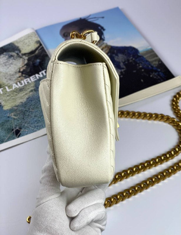 COLLEGE MEDIUM CHAIN BAG IN QUILTED LEATHER white