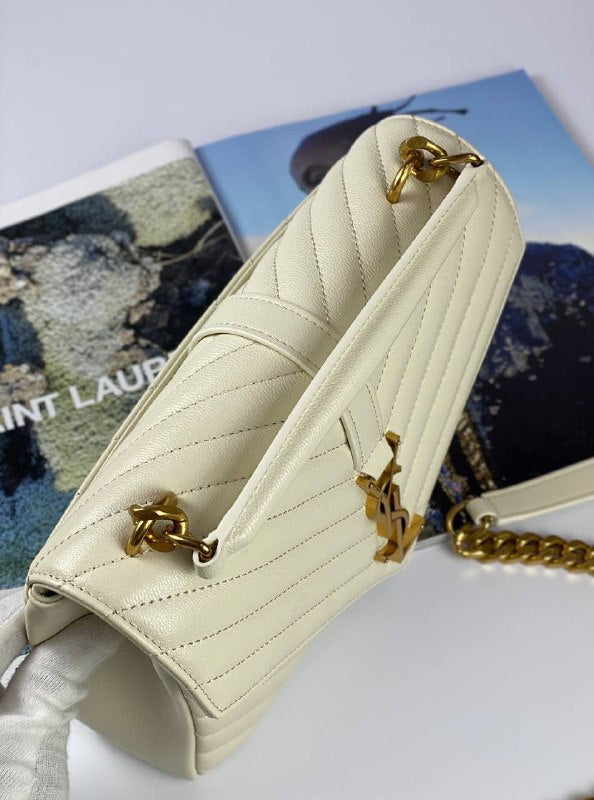 COLLEGE MEDIUM CHAIN BAG IN QUILTED LEATHER white