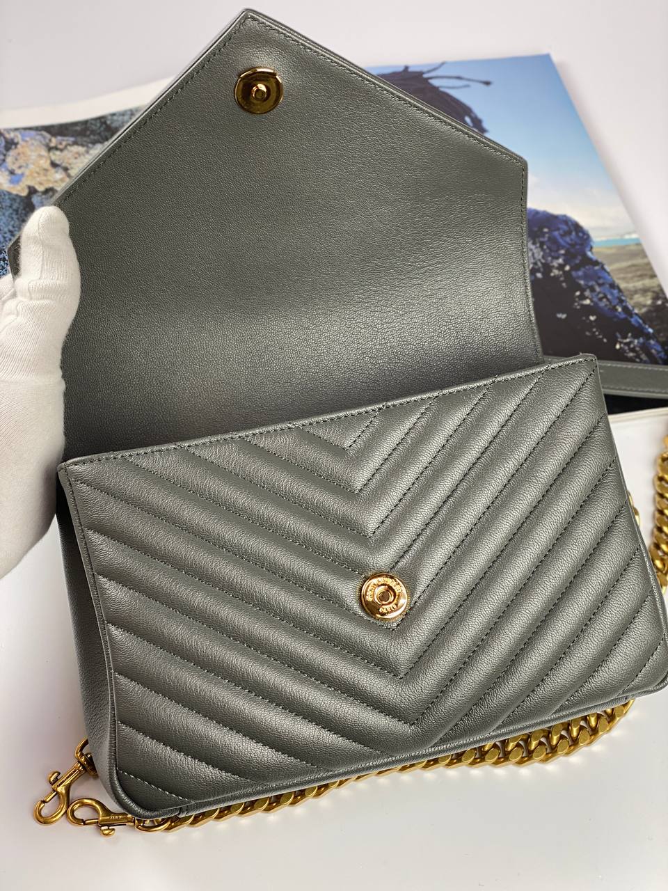 COLLEGE MEDIUM CHAIN BAG IN QUILTED LEATHER GREY KHAKI