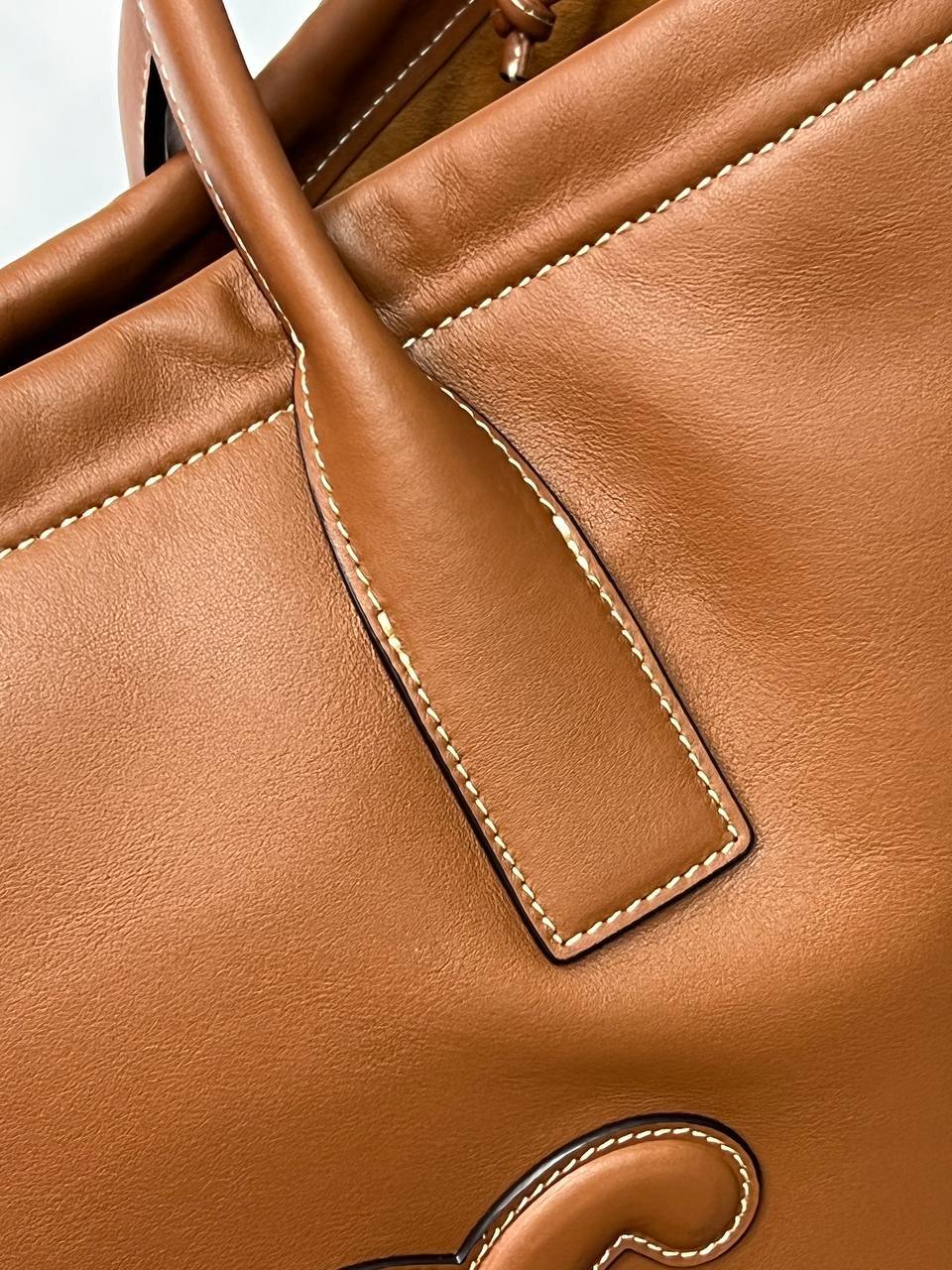 CELINE Cabas Drawstring Cuir Triomphe in Smooth Calfskin Tan