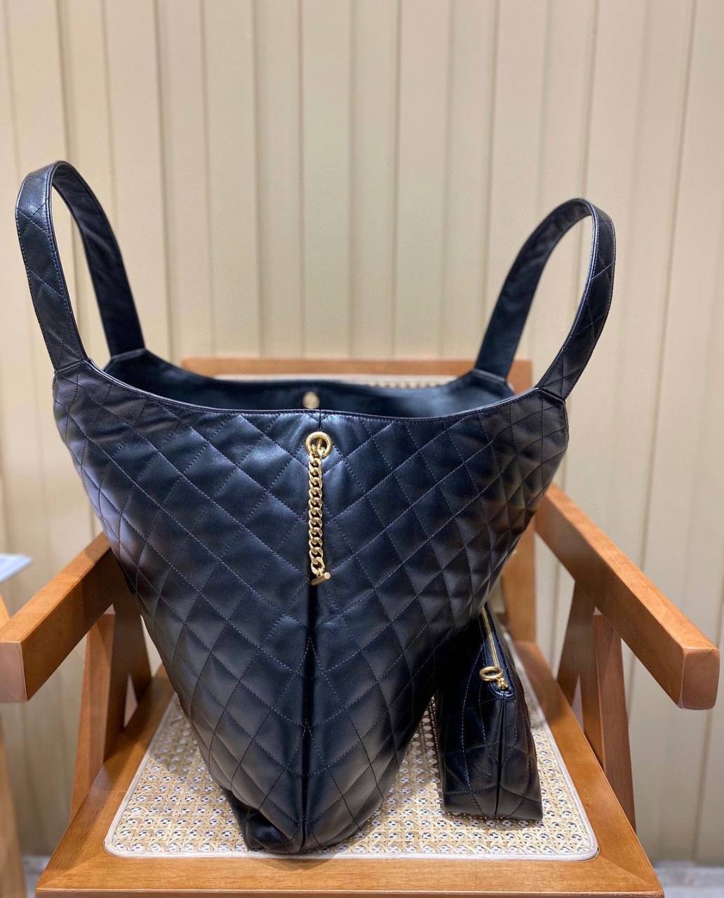 Icare Maxi Shopping bag in QUILTED LAMBSKIN black