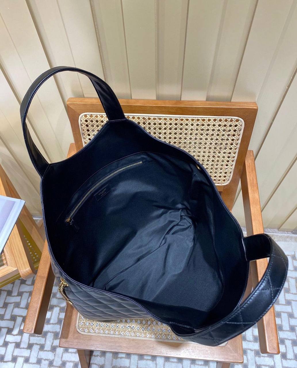 Icare Maxi Shopping bag in QUILTED LAMBSKIN black