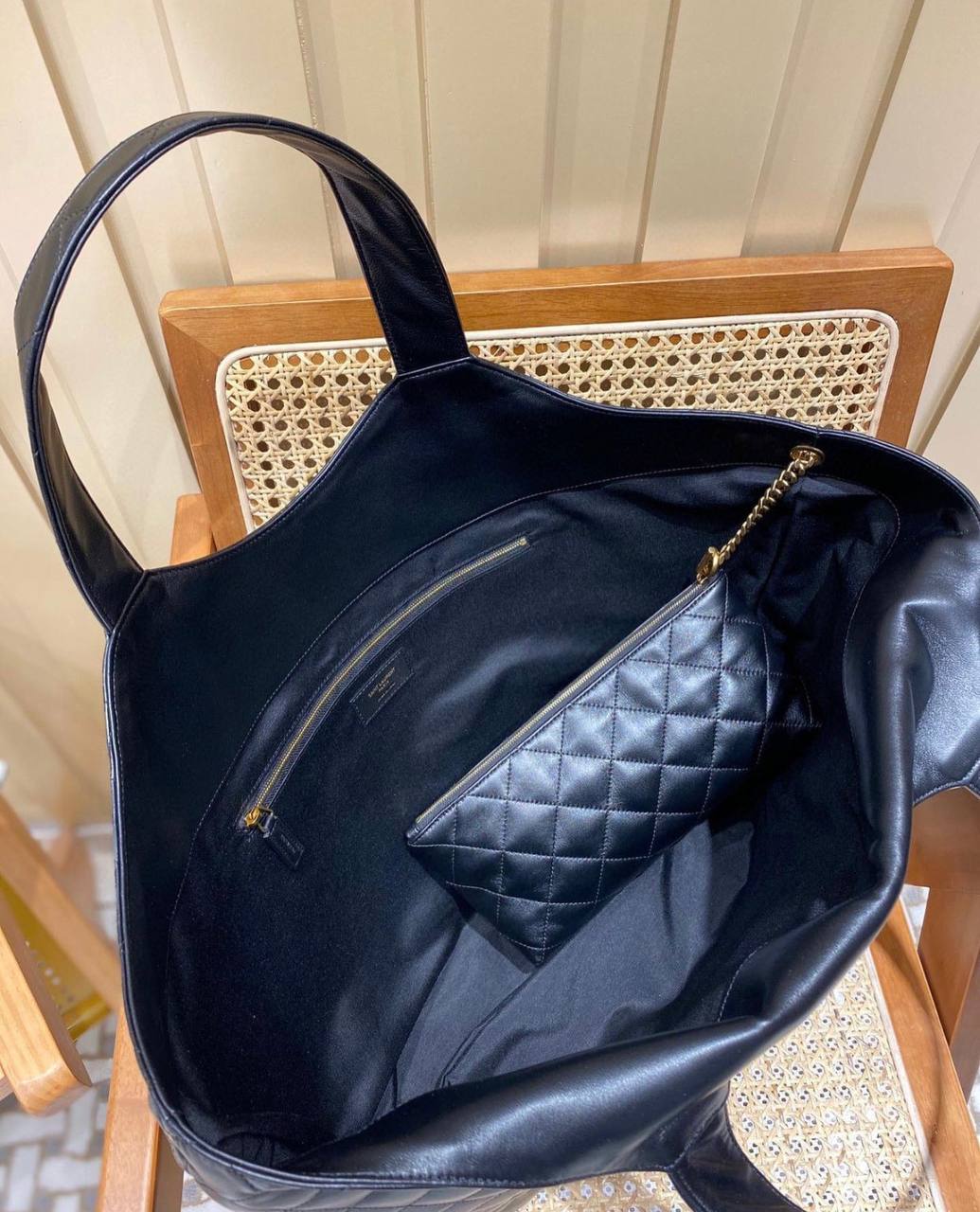 Icare Maxi Shopping bag in QUILTED LAMBSKIN black