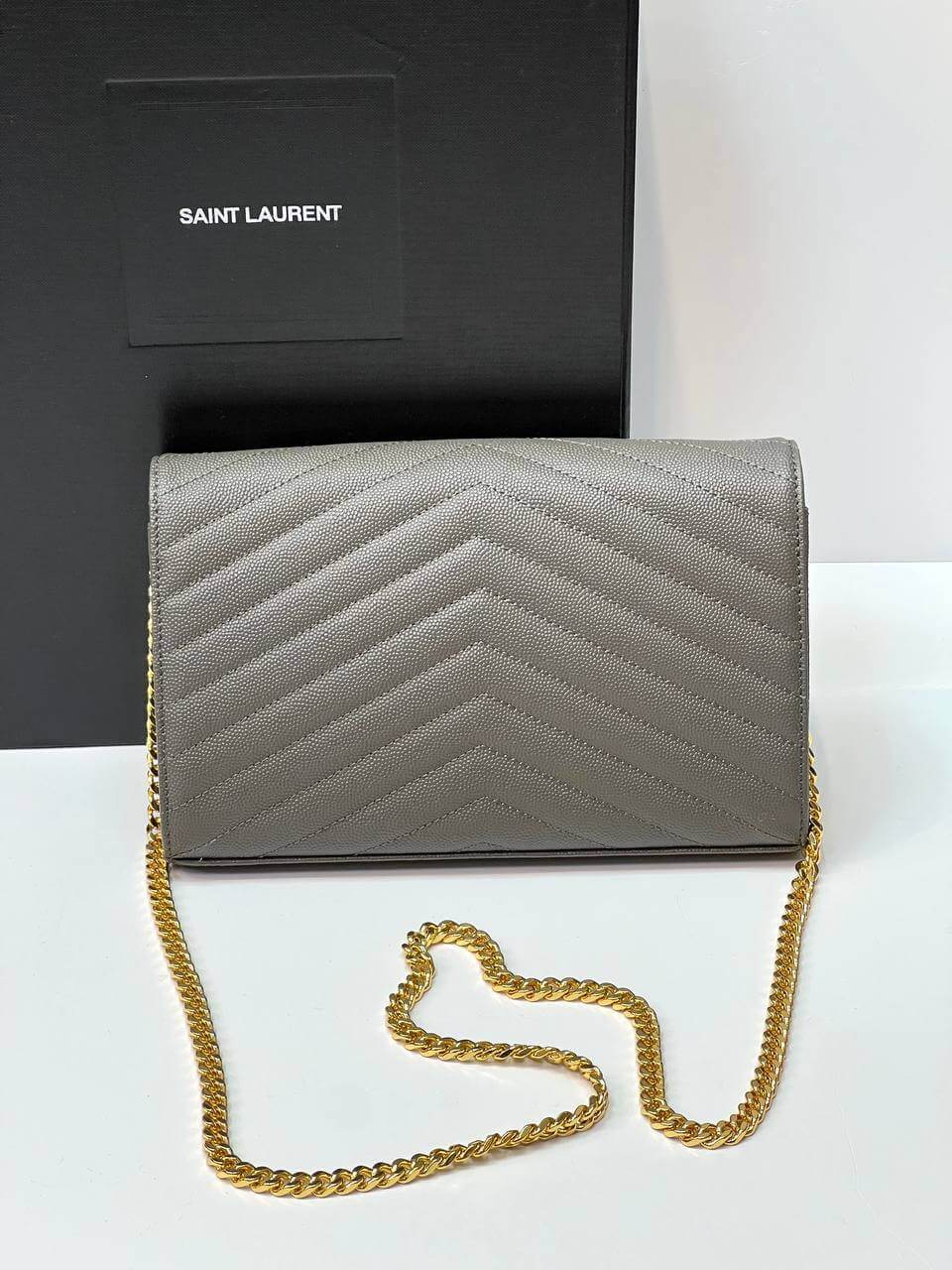 CASSANDRE MATELASSÃƒÆ’Ã¢â‚¬Â° CHAIN WALLET IN GRAIN DE POUDRE EMBOSSED LEATHER gray
