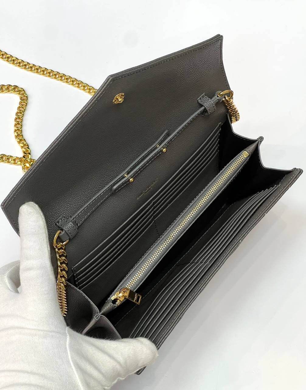 CASSANDRE MATELASSÃƒÆ’Ã¢â‚¬Â° CHAIN WALLET IN GRAIN DE POUDRE EMBOSSED LEATHER gray