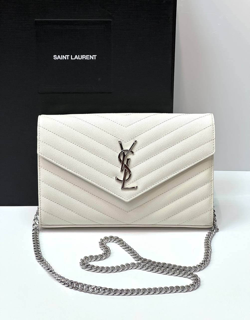 CASSANDRE MATELASSÃƒÆ’Ã¢â‚¬Â° CHAIN WALLET IN GRAIN DE POUDRE EMBOSSED LEATHER white