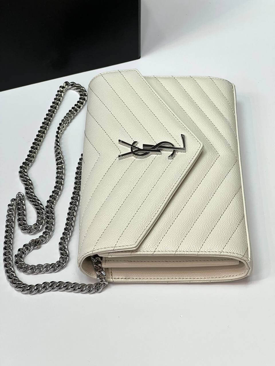 CASSANDRE MATELASSÃƒÆ’Ã¢â‚¬Â° CHAIN WALLET IN GRAIN DE POUDRE EMBOSSED LEATHER white