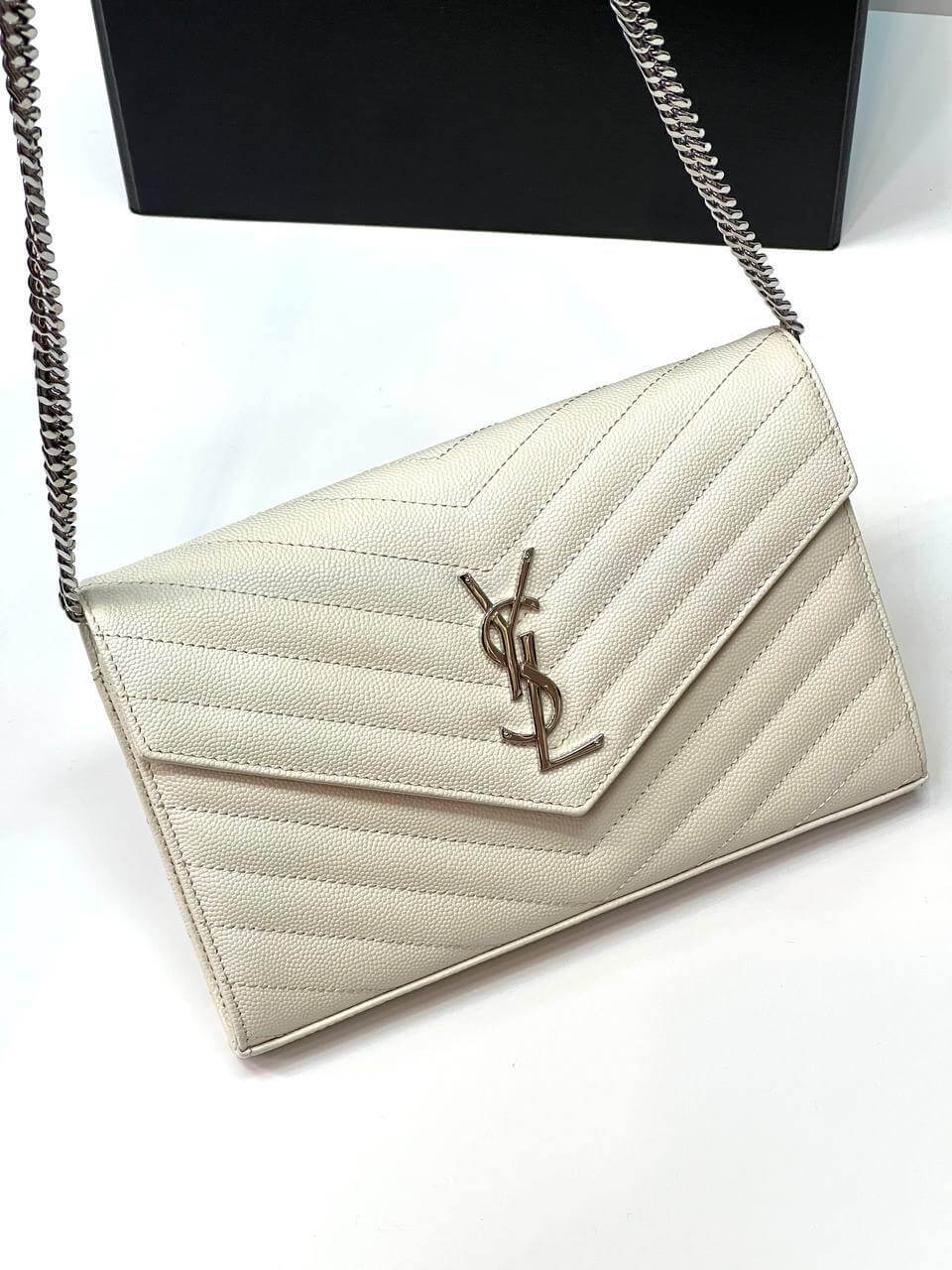 CASSANDRE MATELASSÃƒÆ’Ã¢â‚¬Â° CHAIN WALLET IN GRAIN DE POUDRE EMBOSSED LEATHER white