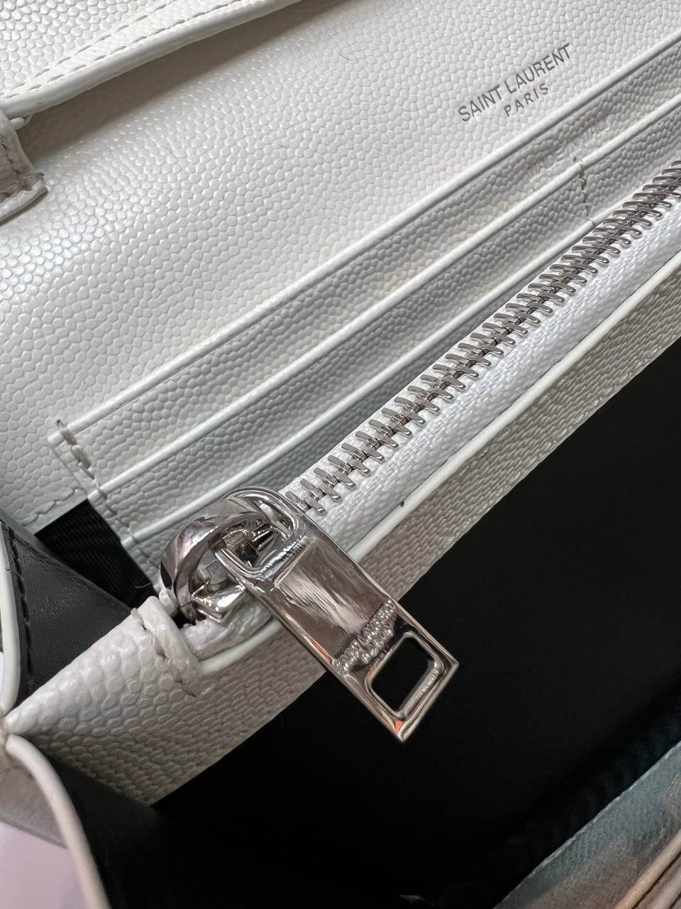 CASSANDRE MATELASSÃƒÆ’Ã¢â‚¬Â° CHAIN WALLET IN GRAIN DE POUDRE EMBOSSED LEATHER white