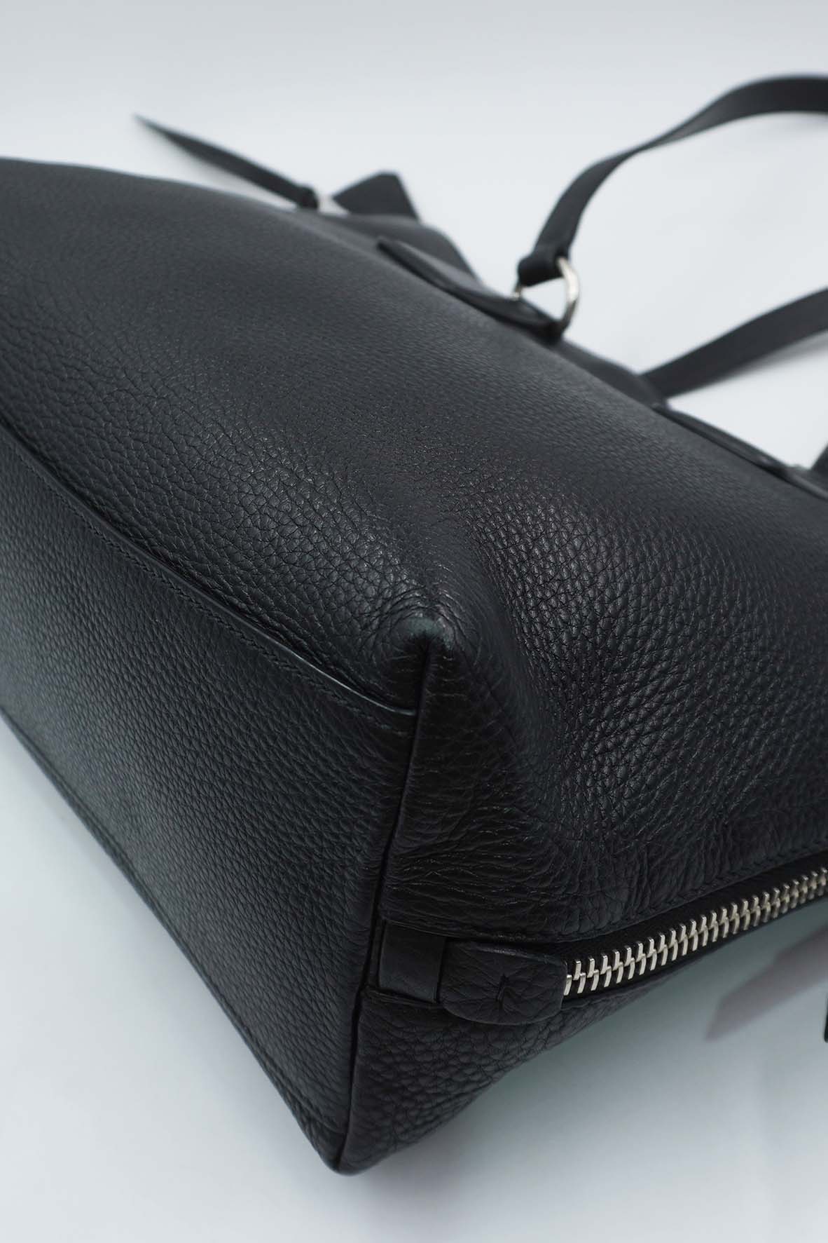 Vitello Daino Side Zip Shopping Tote Black