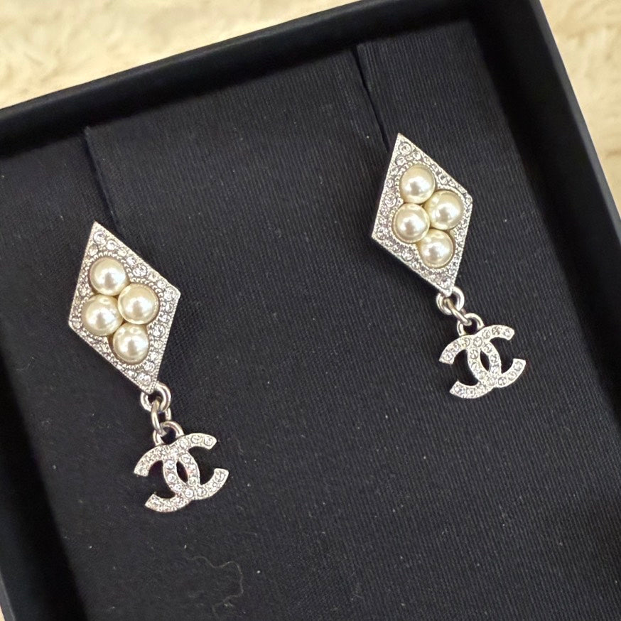 Preloved Chanel Coco Pearl Rhinestone Earrings D19K