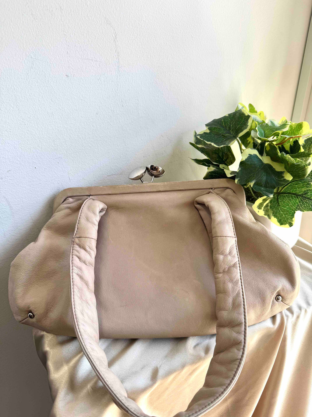 Chanel Kiss-Lock Bag Beige Leather Shoulder Bag