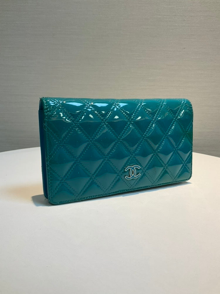 Pre-loved CHANEL Classic Quilted Patent Leather Turquoise Wallet