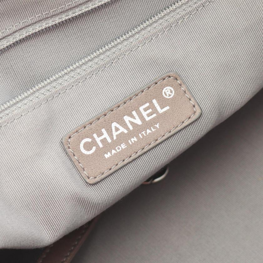 Pre-loved CHANEL Silver Leather Chain Tote Bag with Silver Hardware - Luxury Line Shoulder Bag