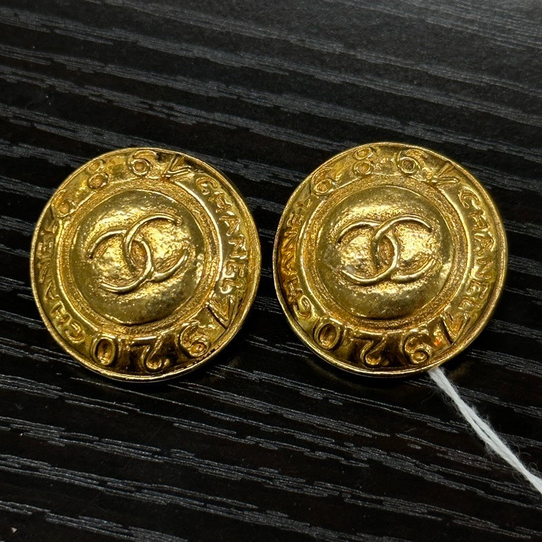 Pre-loved CHANEL Gold Round Clip On Earrings