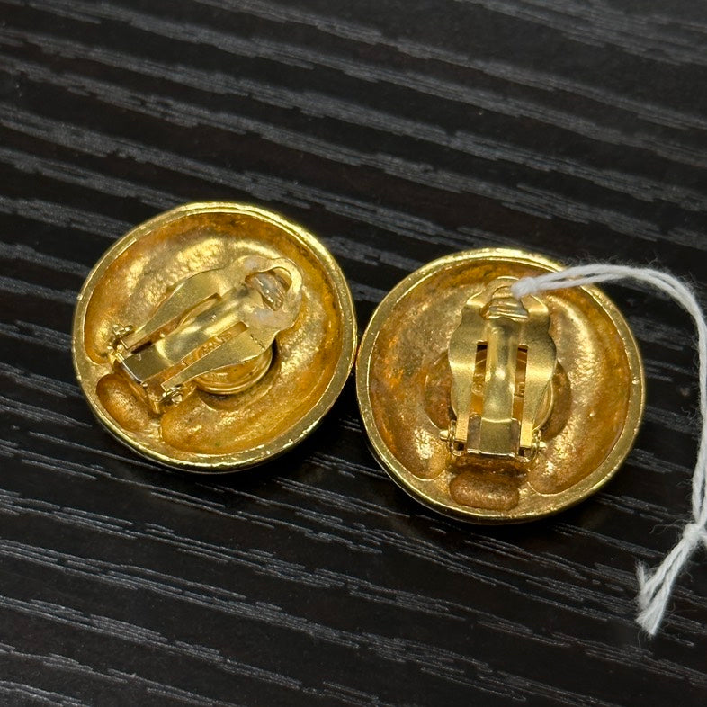 Pre-loved CHANEL Gold Round Clip On Earrings