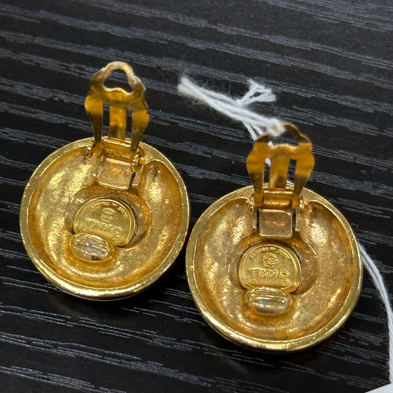 Pre-loved CHANEL Gold Round Clip On Earrings