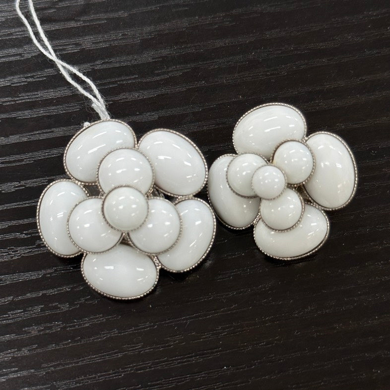 Pre-loved Chanel Camellia White Earrings