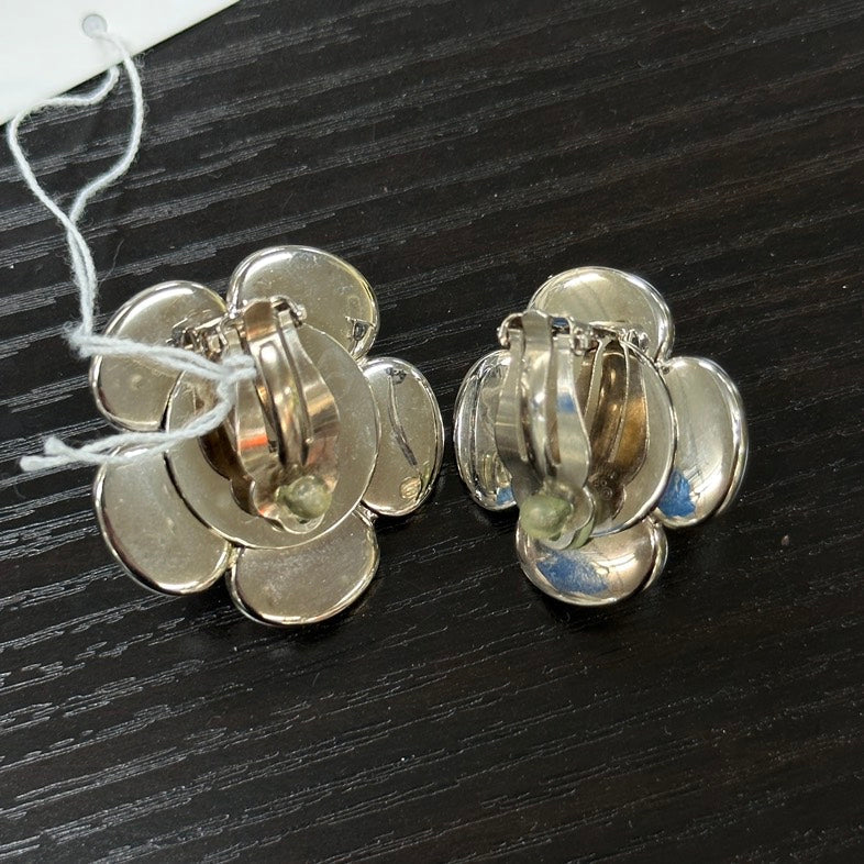 Pre-loved Chanel Camellia White Earrings