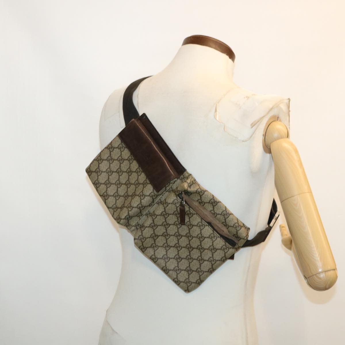 GUCCI GG Canvas Waist Bag Beige rd3809