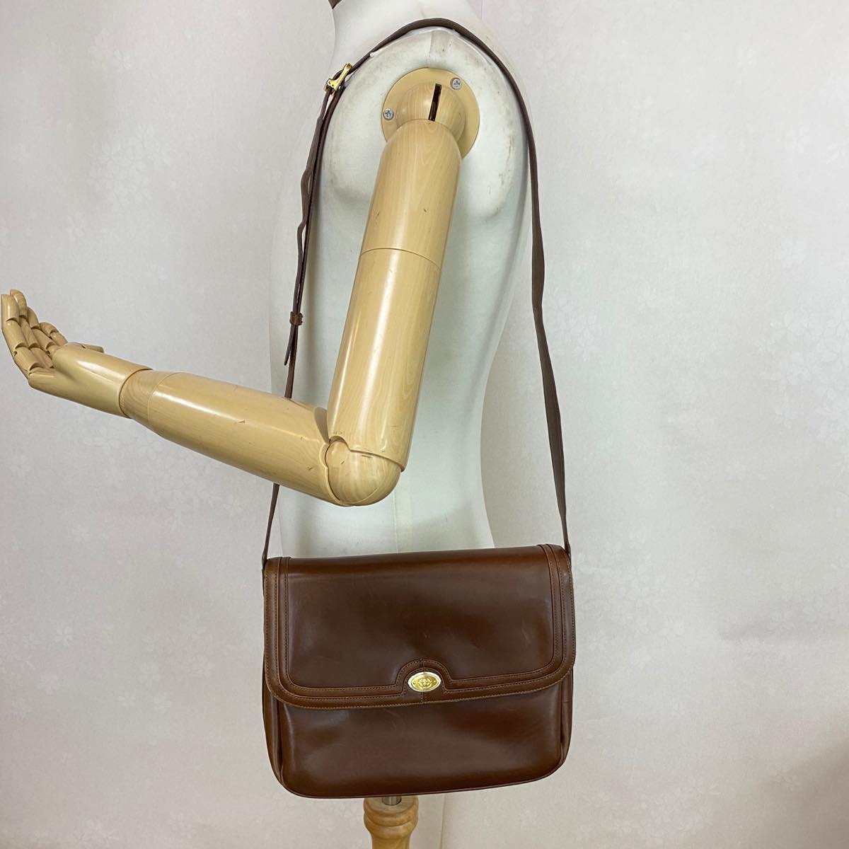 GUCCI Leather Shoulder Bag Brown rd458