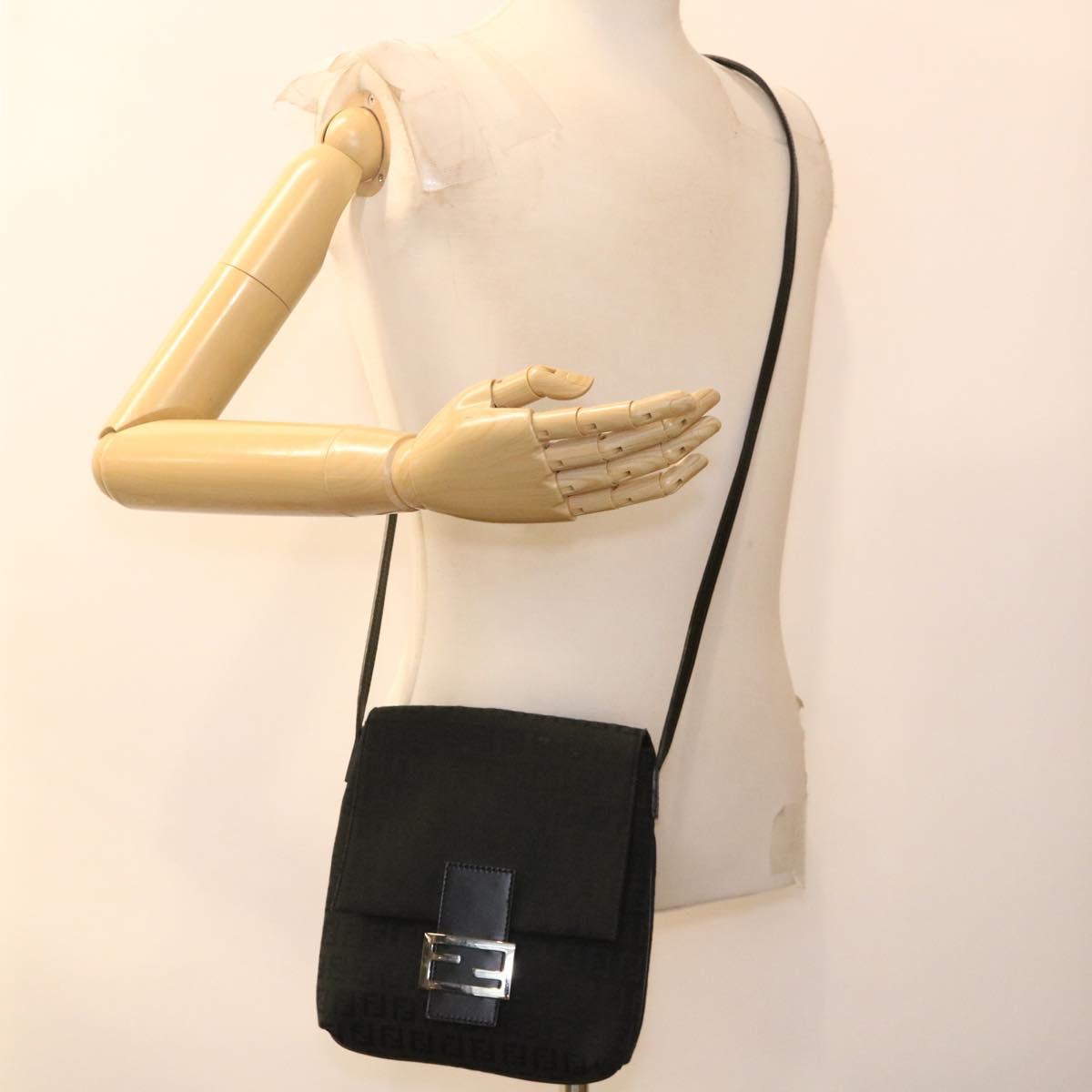 FENDI Zucchino Canvas Shoulder Bag Black 2288-8BT075-JQ5-088 rd4687