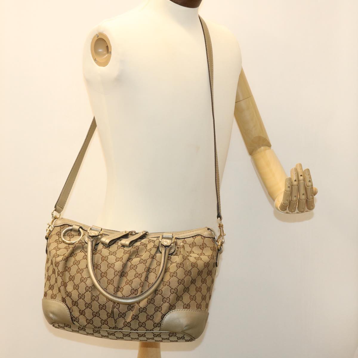 GUCCI GG Canvas Shoulder Bag Beige 247902 ro787