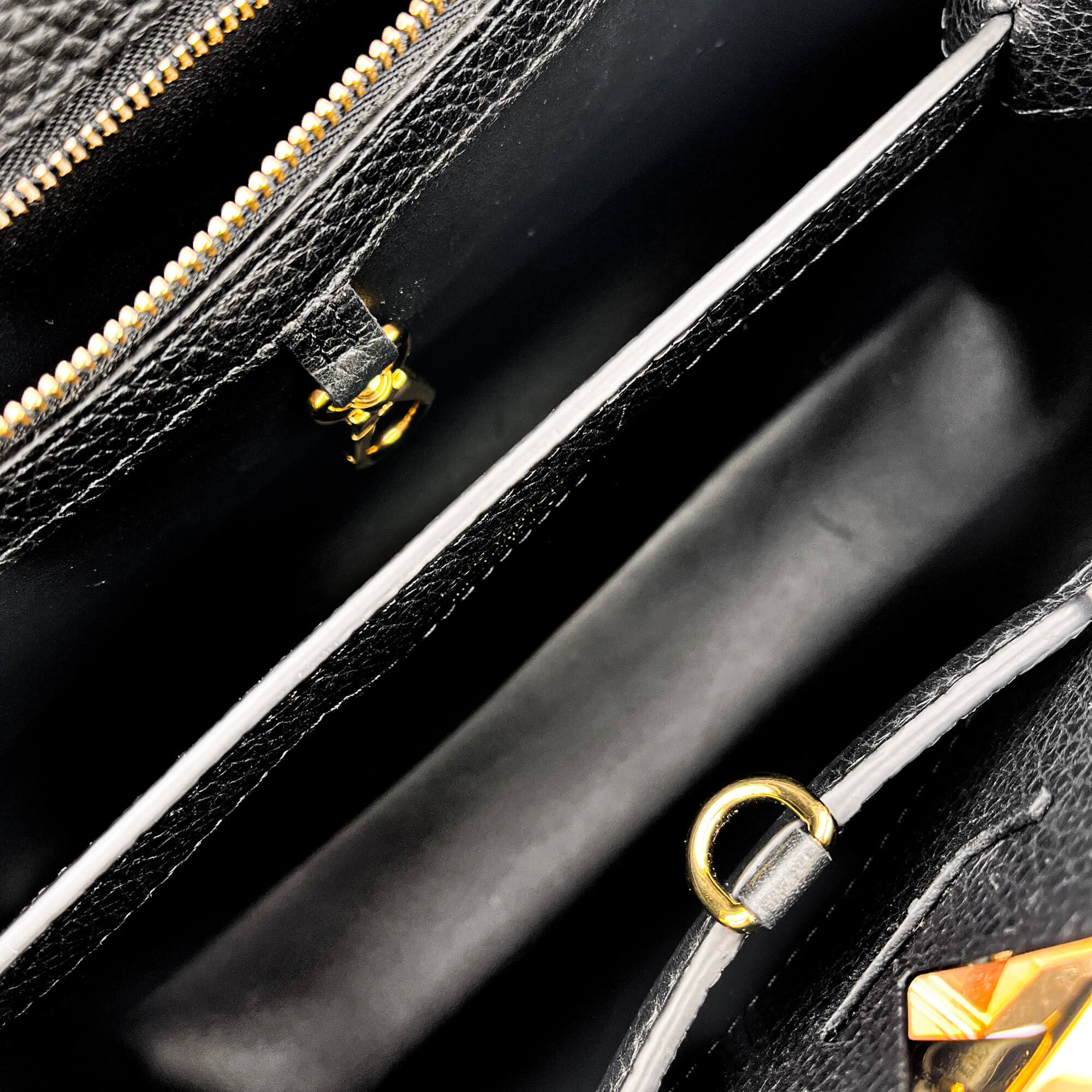Capucines MM Crown Black Leather