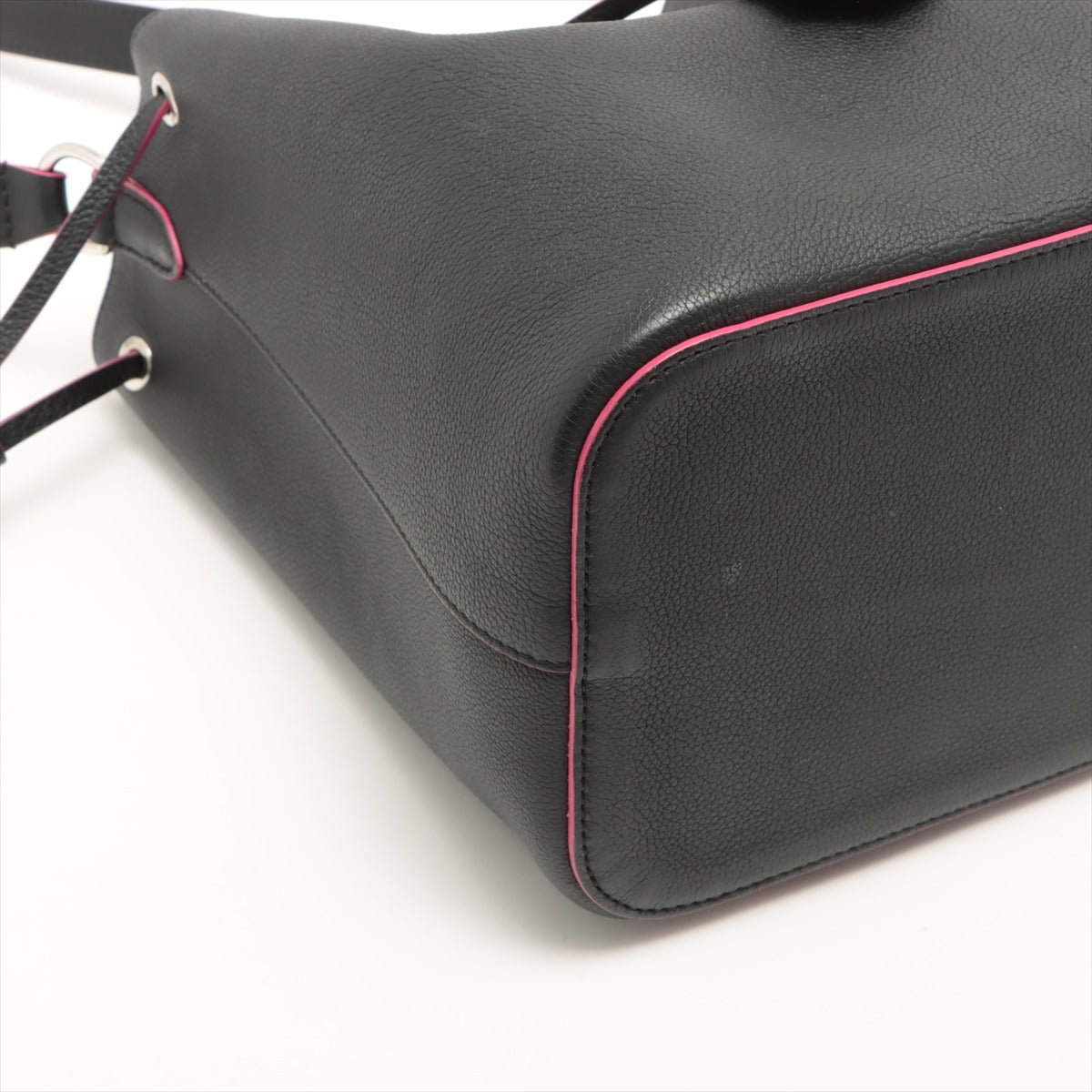 Lockme Bucket Leather Black
