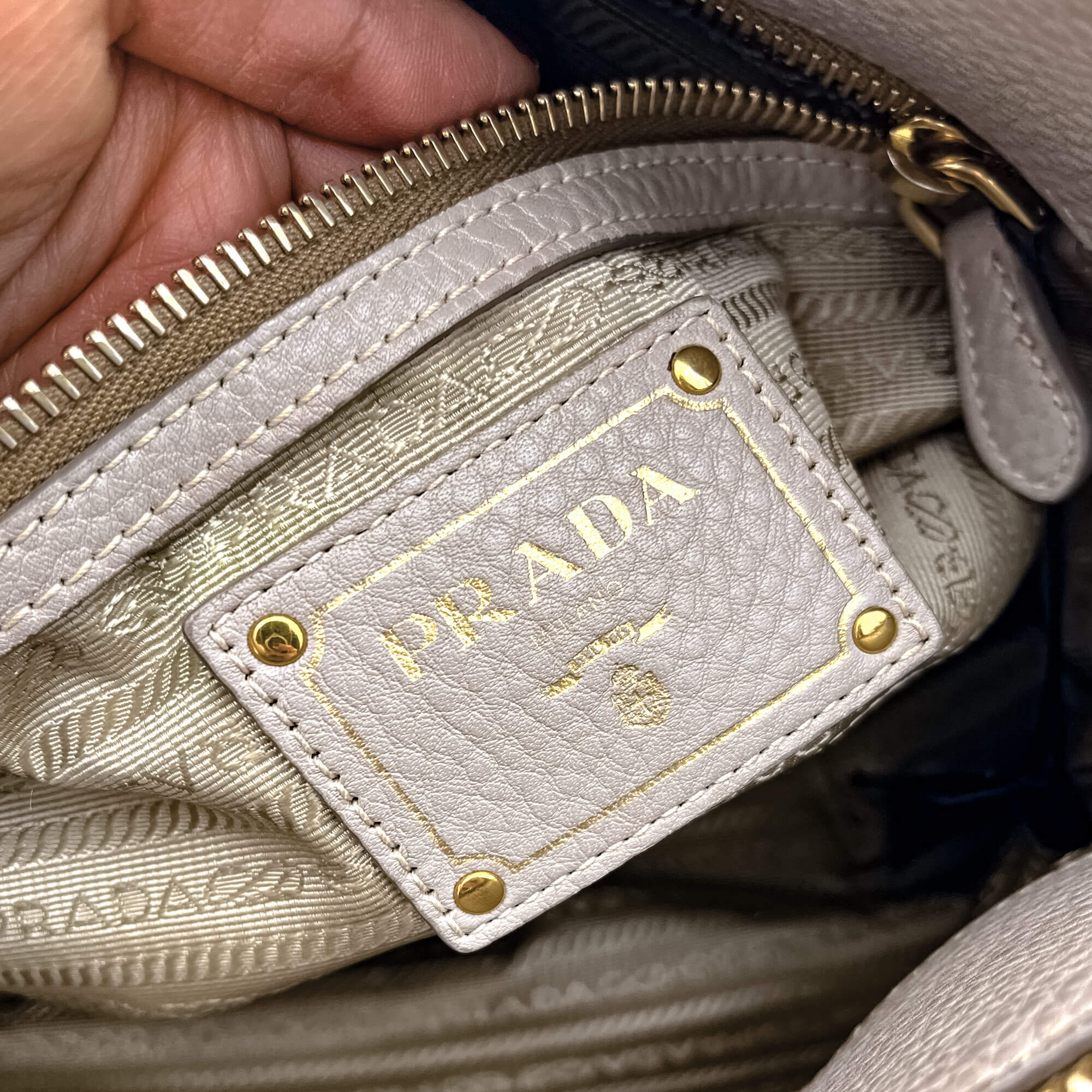 Vitello Daino Shoulder Bag Argilla
