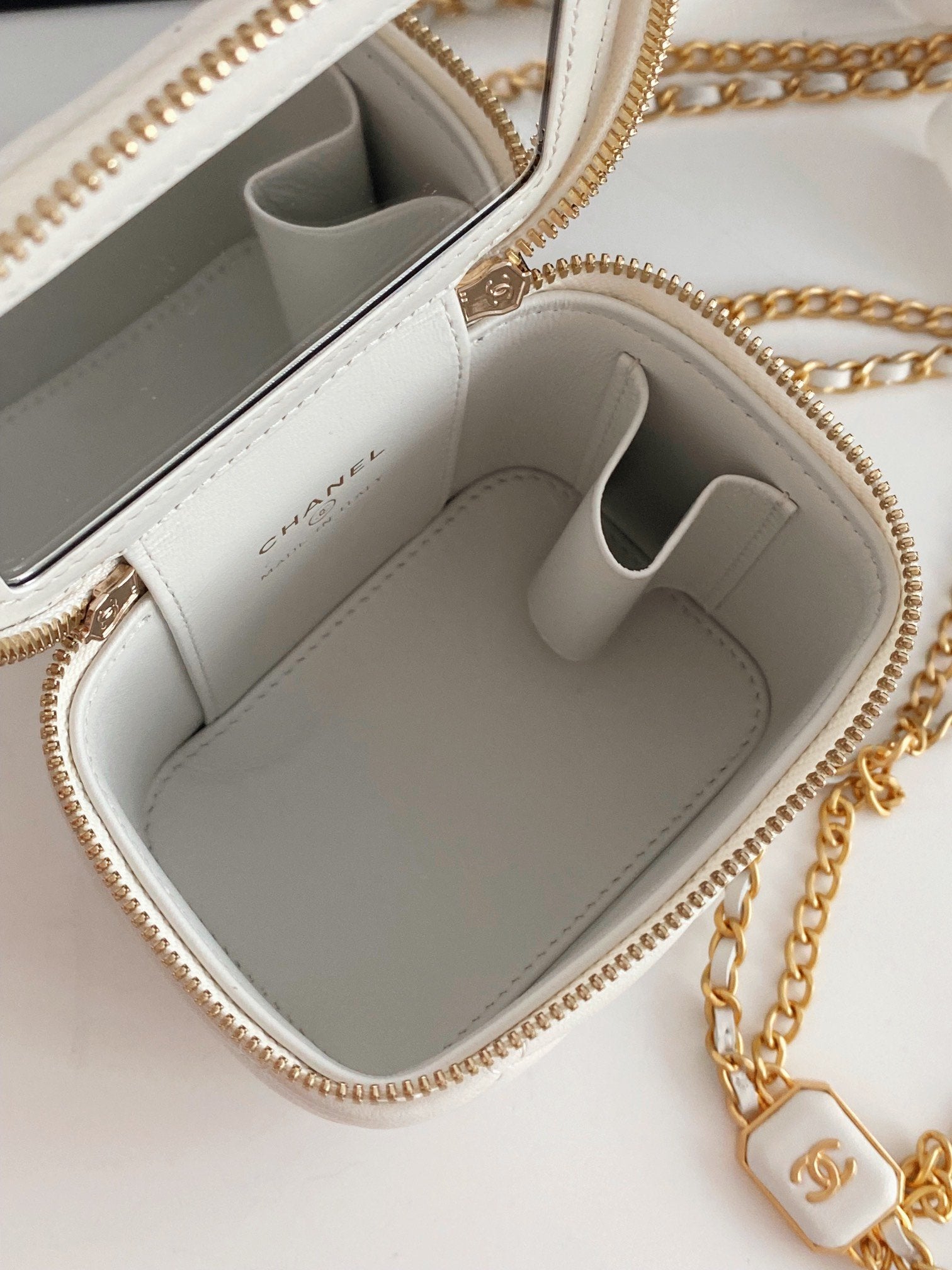 CHLSmall Vanity With Chain White For Women Bags 4.3in/11cm