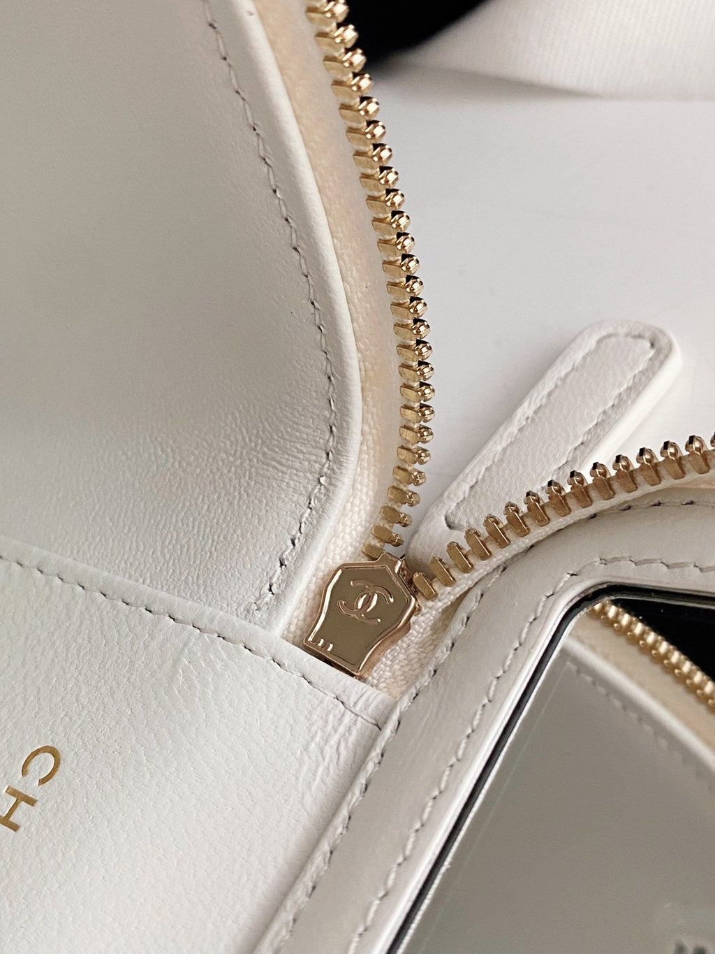 CHLSmall Vanity With Chain White For Women Bags 4.3in/11cm