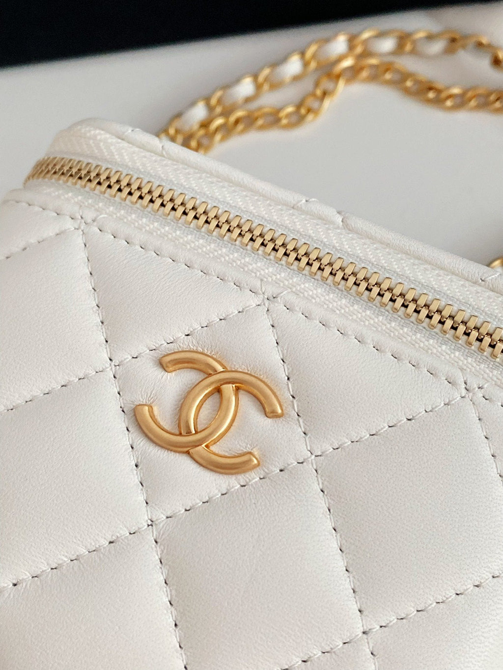 CHLSmall Vanity With Chain White For Women Bags 4.3in/11cm