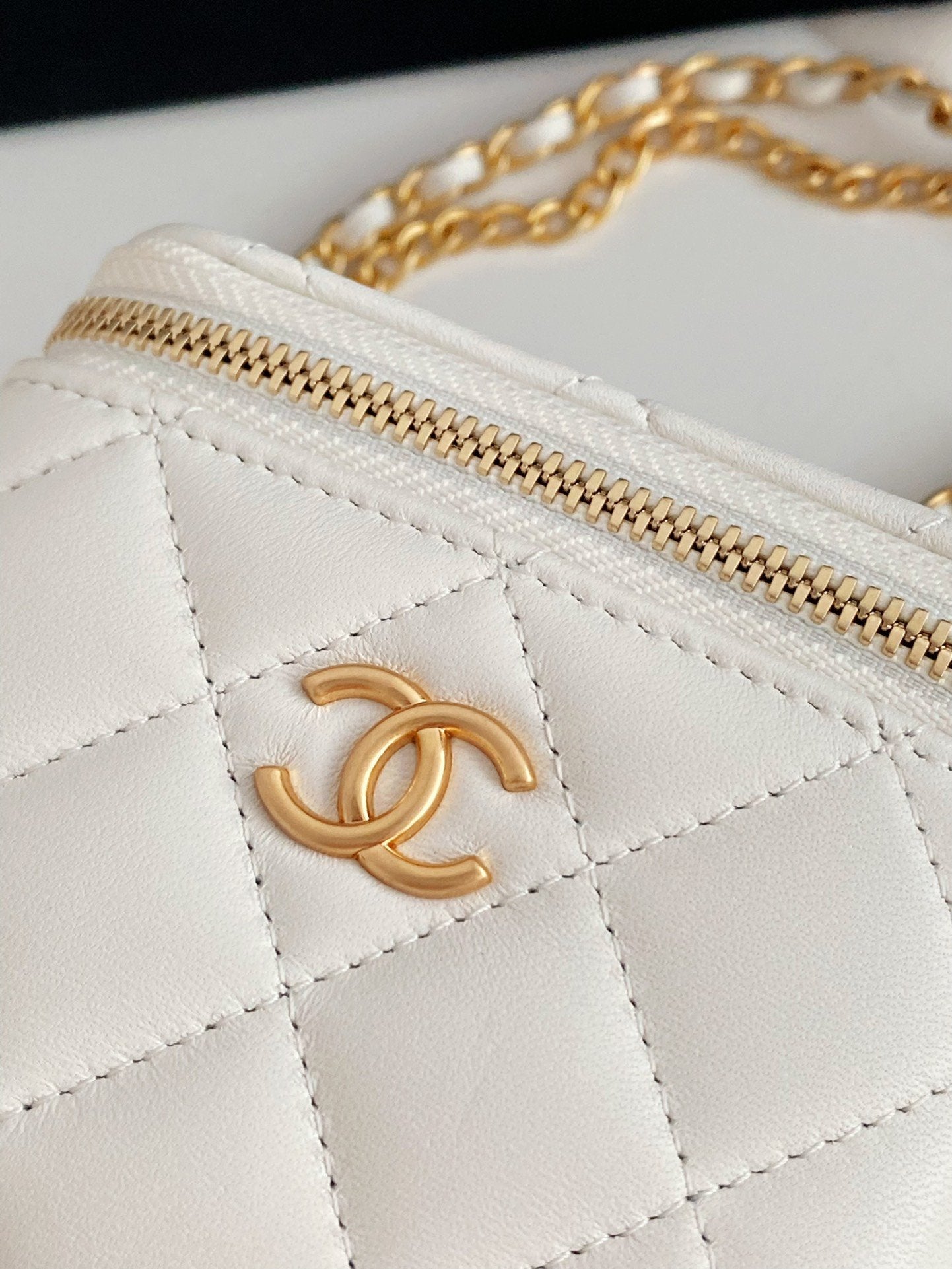 CHLSmall Vanity With Chain White For Women Bags 4.3in/11cm