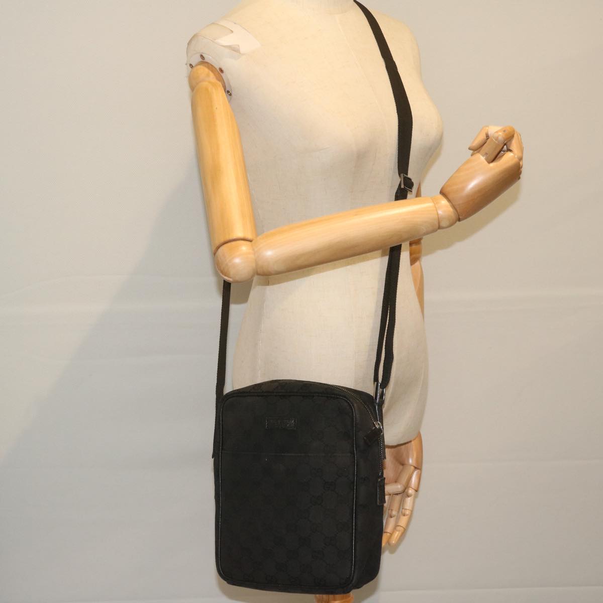 GUCCI GG Canvas Shoulder Bag Black 122759 tb931