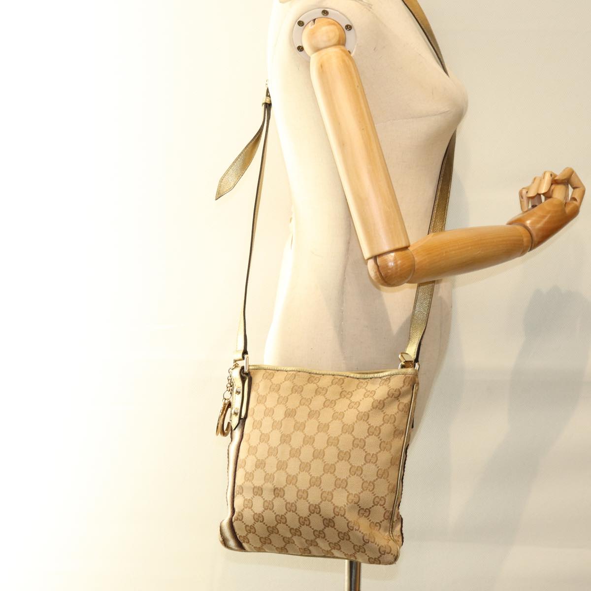 GUCCI GG Canvas Shoulder Bag Beige Gold ti1674