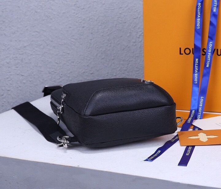 LV Avenue Sling Bag Taiga Black For Men, Bags, Messenger And Crossbody Bags 12.2in/31cm LV M30443