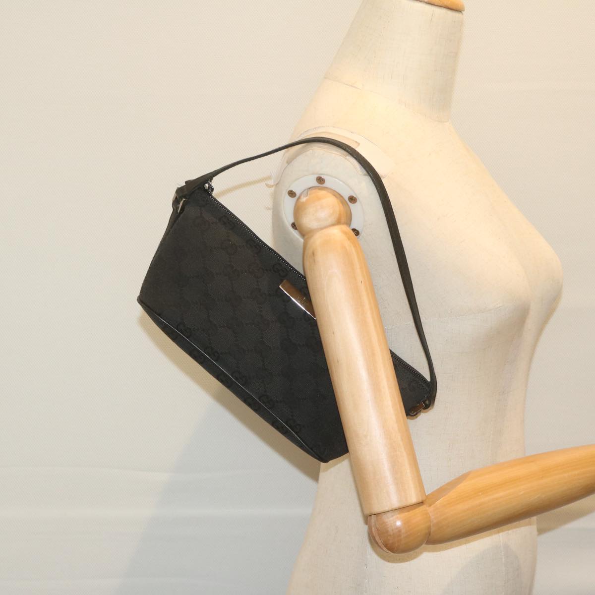 GUCCI GG Canvas Accessory Pouch Black 07198 yk9889